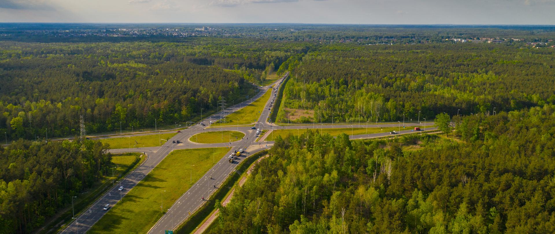 Widok z powietrza na położone w obszarze leśnym skrzyżowanie dróg wojewódzkich 631 i 634 pomiędzy podwarszawskimi Ząbkami i Zielonką. To jedne z najbardziej obciążonych ruchem odcinków dróg wojewódzkich w Polsce. 