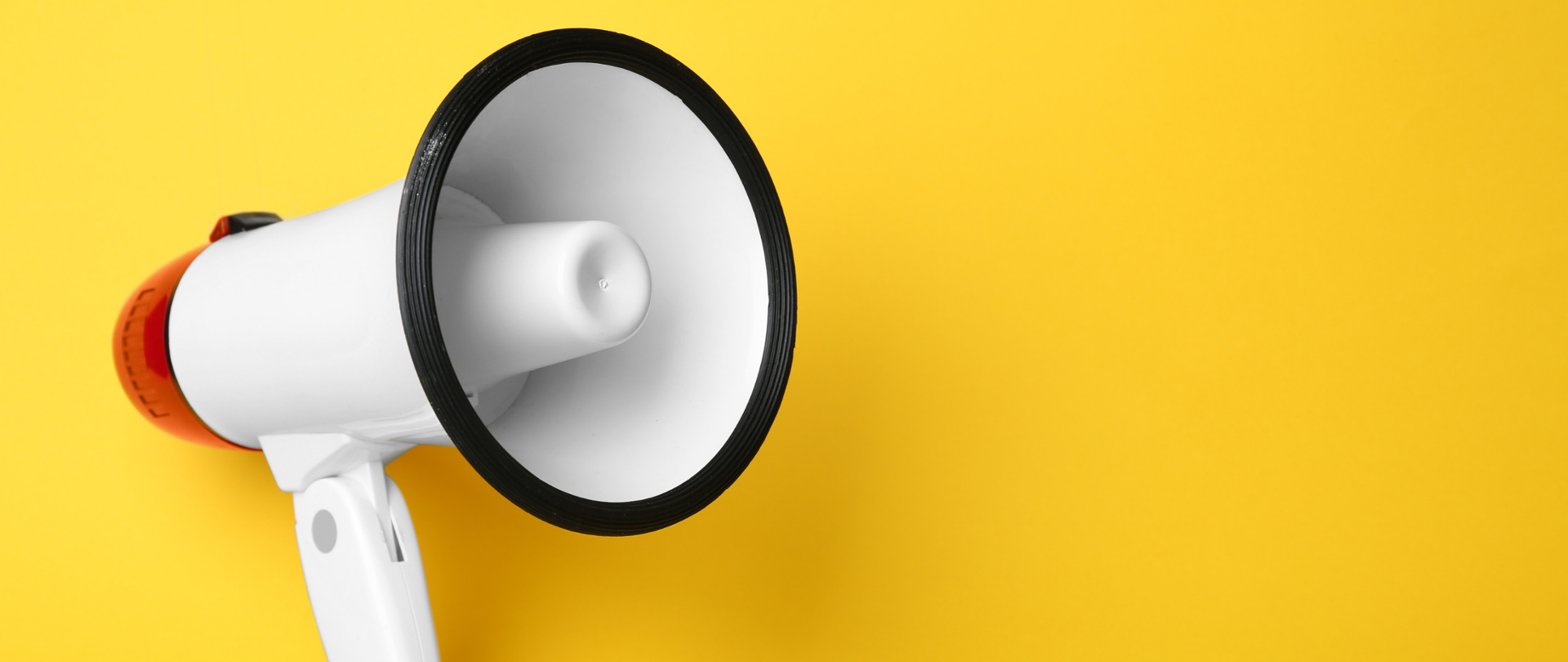 Megafon na żółtym tle
