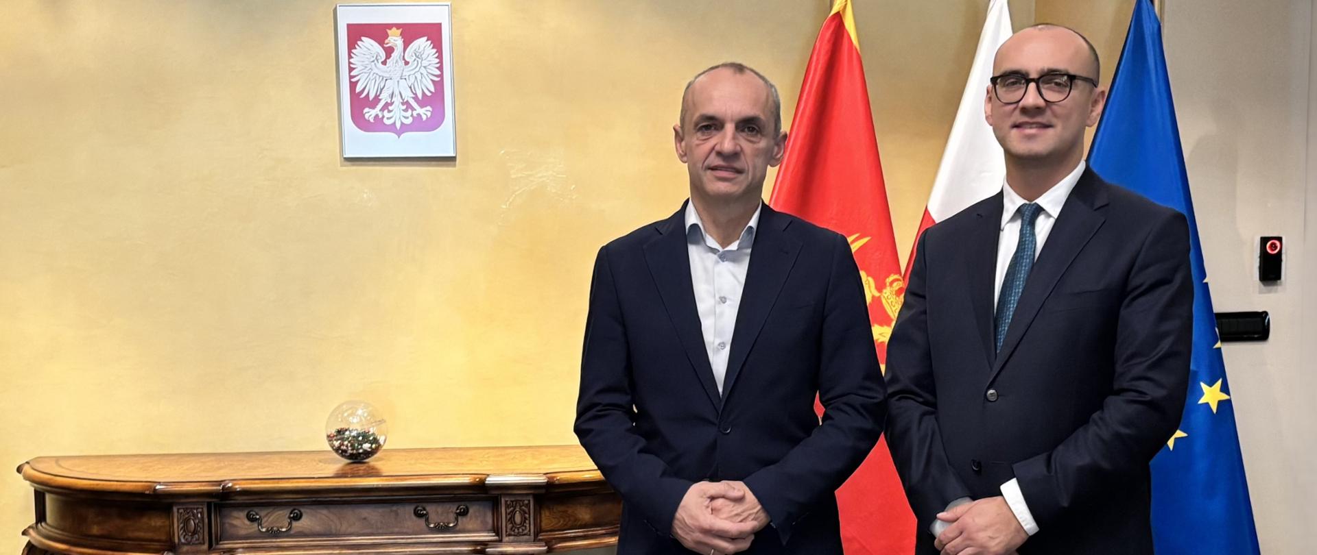 Sastanak državnog sekretara Ministarstva kulture Crne Gore Boška Kovačevića sa otpravnikom poslova Bartošem Marcinkovskim u Ambasadi Republike Poljske u Podgorici, fotografija ispred zastava CG, PL i EU