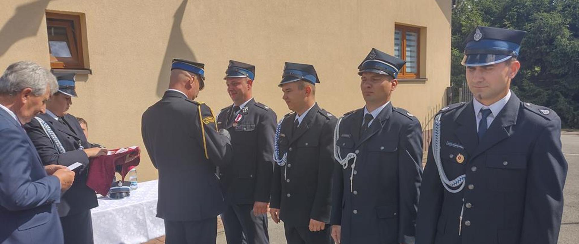 Uroczystość była okazją do wręczenia odznaczeń dla druhów z jednostki obchodzącej swój jubileusz. Odznaczenia wręczył st.bryg, Grzegorz Rajca zastępca Świętokrzyskiego Komendanta Wojewódzkiego PSP a zarazem Prezes Zarządu Oddziału Powiatowego ZOSP RP w Staszowie, bryg Jarosław Juszczyk zastępca Komendanta Powiatowego PSP w Staszowie oraz Burmistrz Miasta i Gminy Oleśnica Leszek Juda.