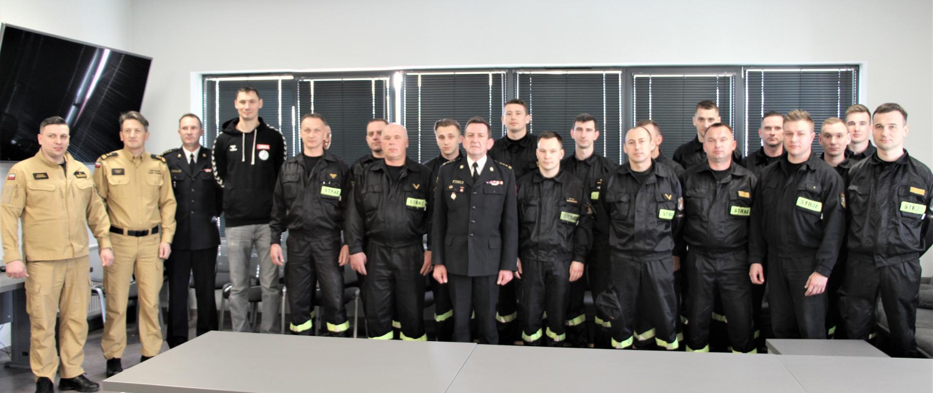 Na zdjęciu: trener piłkarzy ręcznych Łomża Vive Kielce w otoczeniu strażaków z Jednostki Ratowniczo-Gaśniczej nr 1 w Kielcach i kierownictwa Komendy Miejskiej Państwowej Straży Pożarnej.