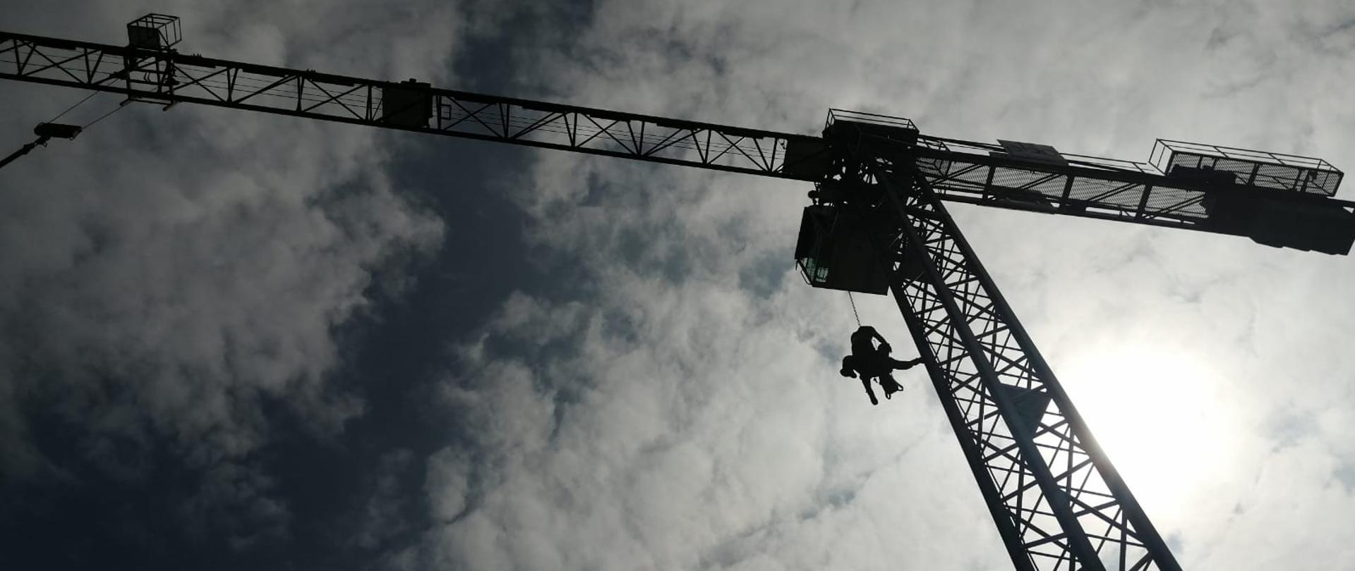 Ćwiczenia Specjalistycznej Grupy Ratownictwa Wysokościowego - Żuraw 2021, ewakuacja na linach widok z ziemi