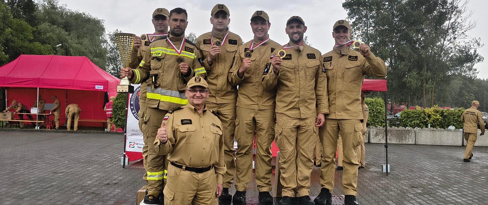 Reprezentacja JRG 1 Komendy Miejskiej PSP w Rzeszowie stoi na najwyższym stopniu podium z pucharem i złotymi medalami po zwycięstwie w II Mistrzostwach Województwa Podkarpackiego Strażaków PSP w Ratownictwie Technicznym.