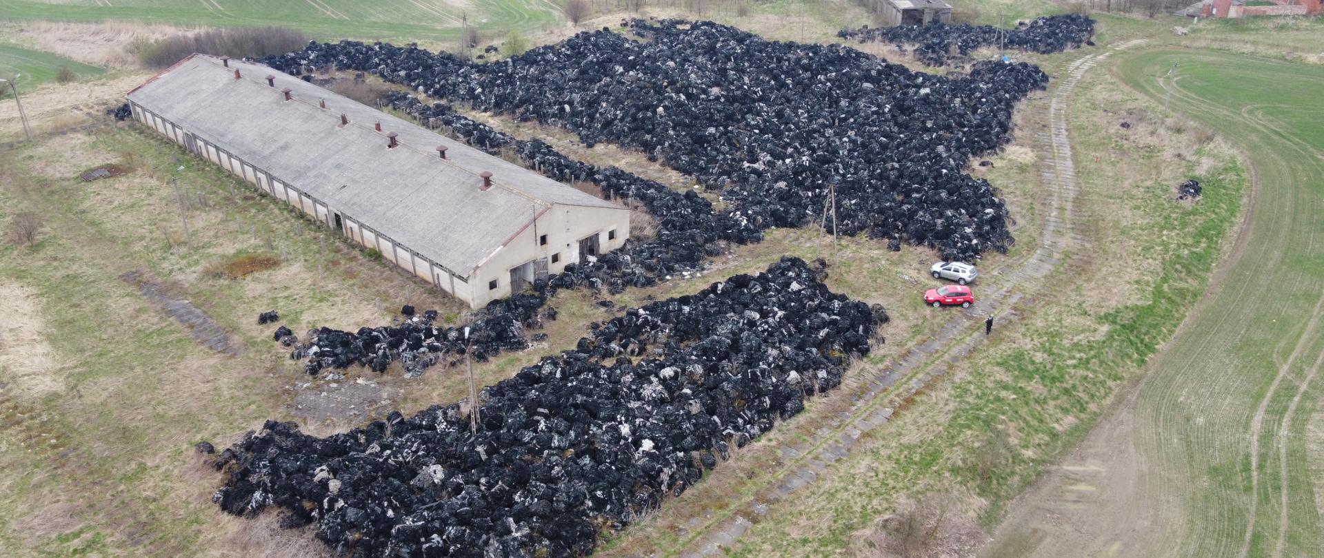 Zdjęcie przedstawia składowisko odpadów w miejscowości Pniewite, zdjęcie wykonane z wysokości z drona.