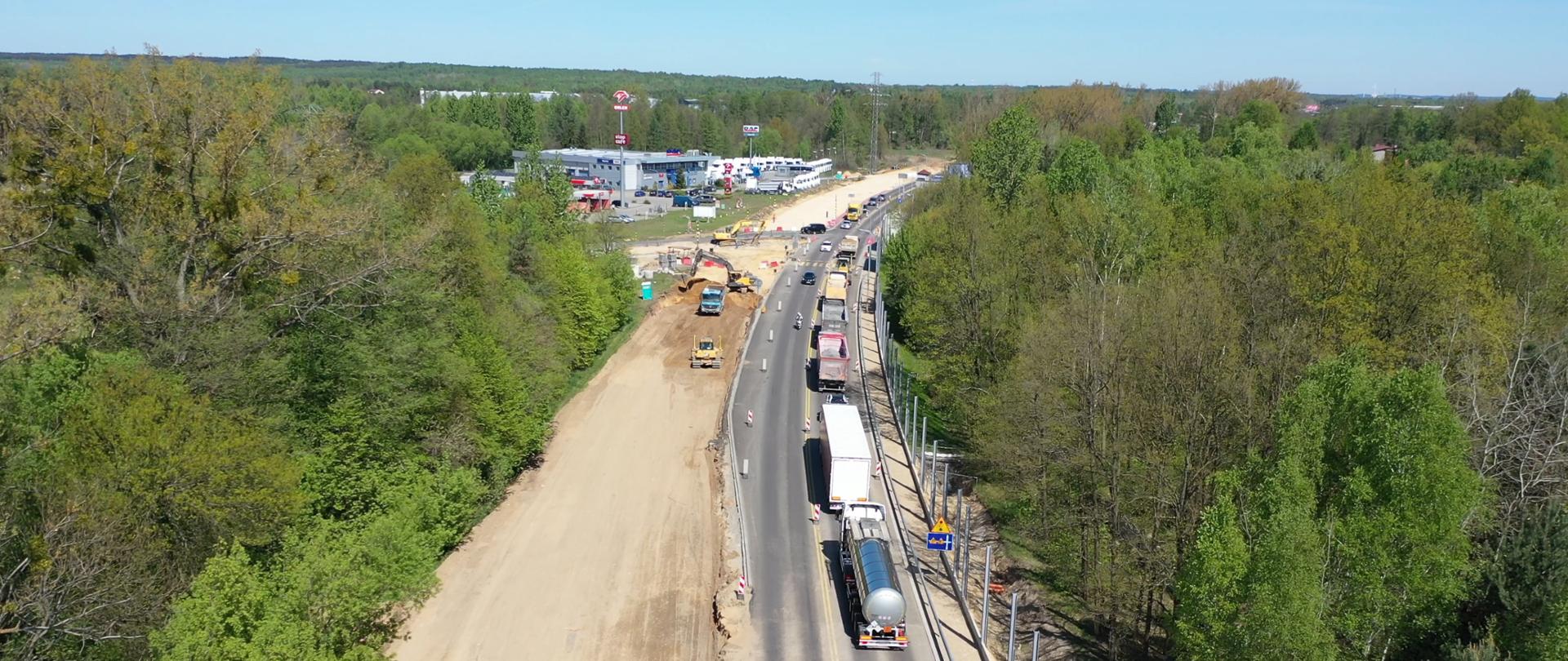 Przy przebudowie DK91 prowadzone są intensywne prace budowlane. Po lewej stronie zdjęcia dostrzec możemy prowadzone roboty ziemne przy skrzyżowaniu ulic Słonecznej i Marii Konopnickiej w Kamienicy Polskiej. W oddali znajduje się m.in. stacja paliw.