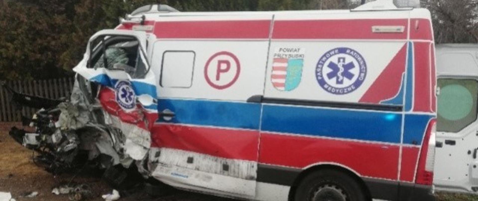 Na zdjęciu widoczna rozbita karetka pogotowia ratunkowego