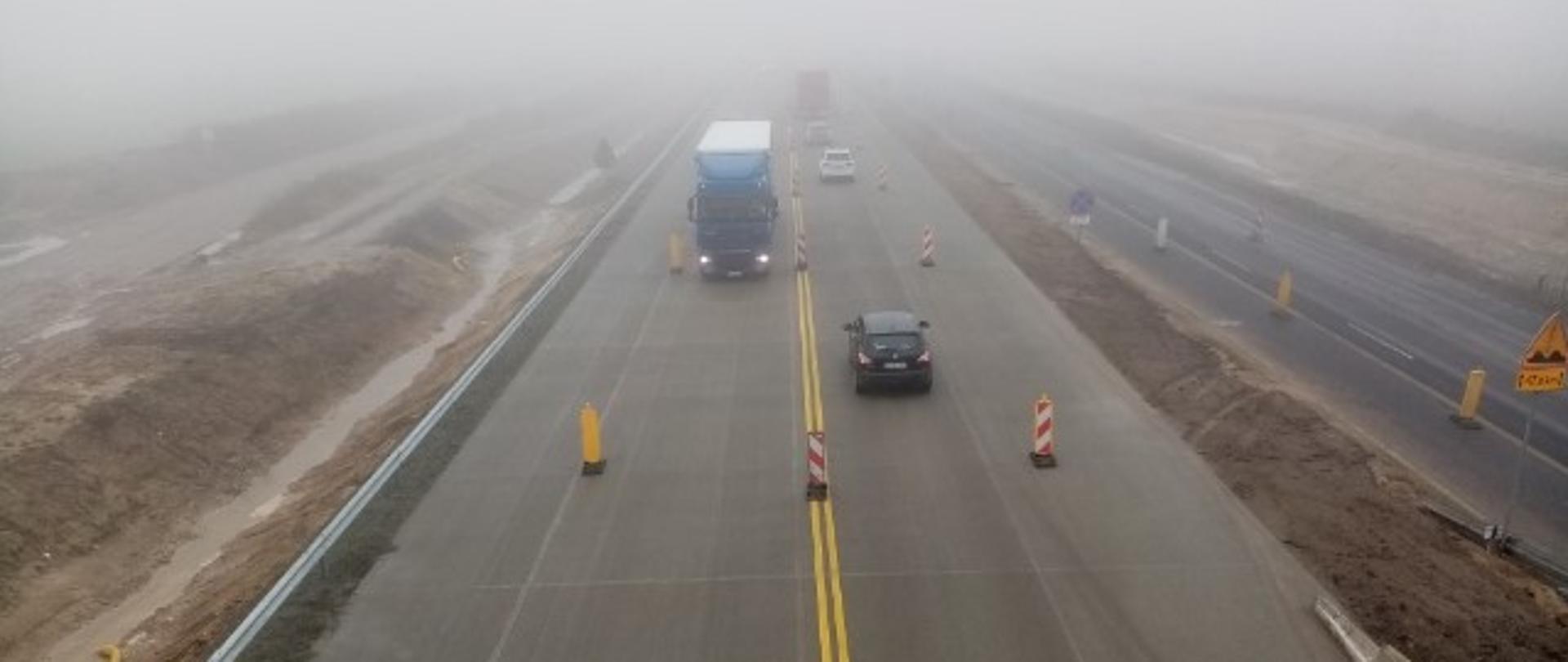 Ruch pojazdów na budowanym odcinku A1 pomiędzy Piotrkowem Trybunalskim a Kamieńskiem