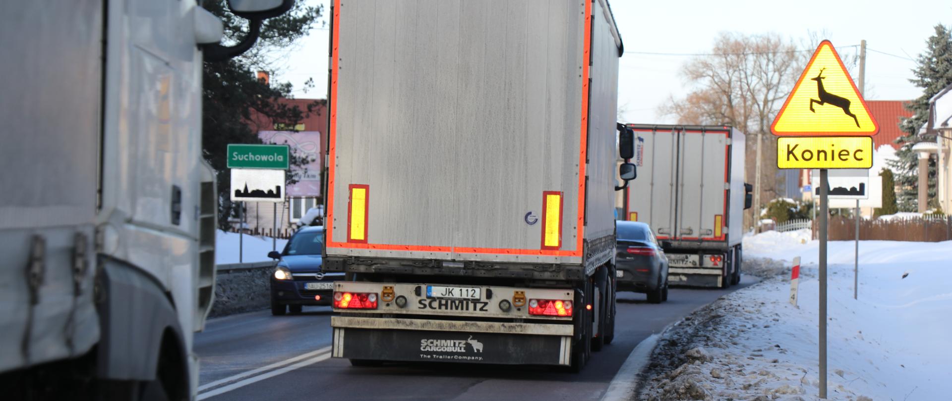 Ciężarówki wjeżdżają do Suchowoli. Droga czarna, na poboczach śnieg 