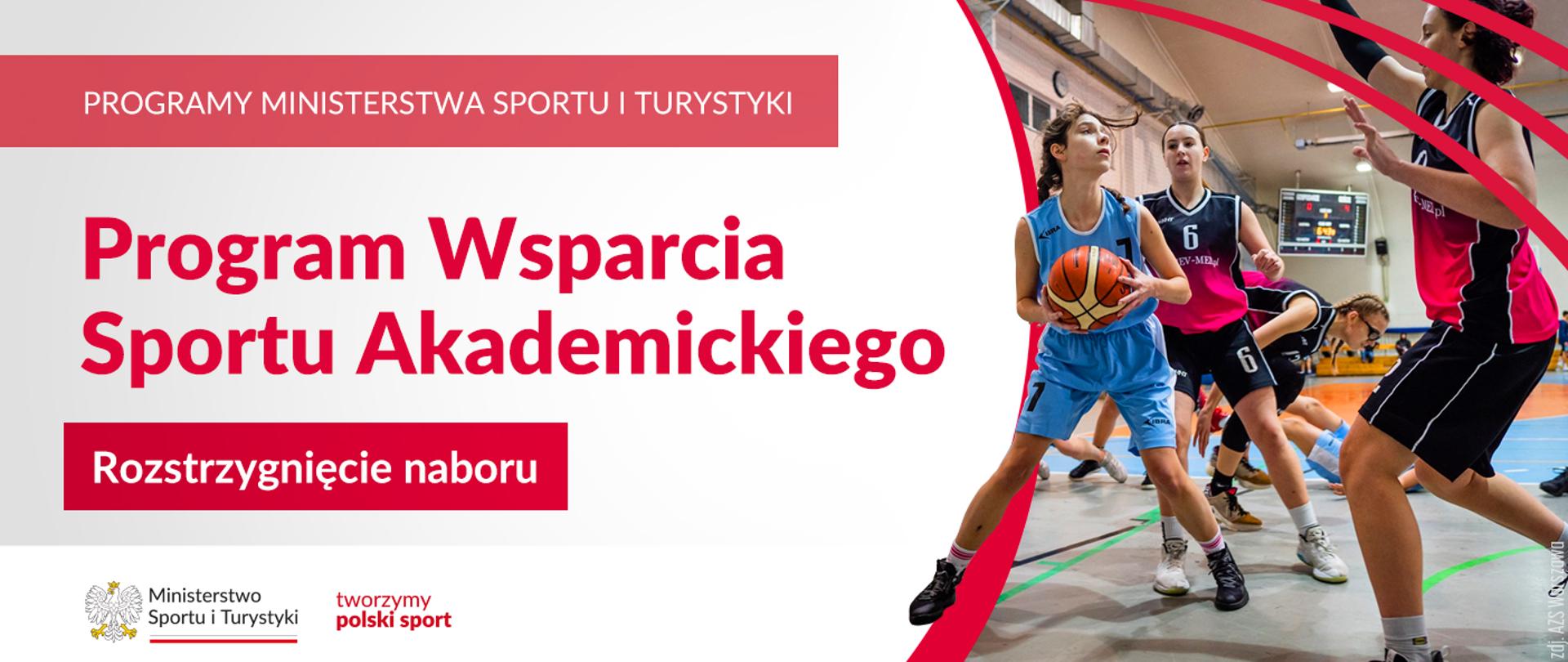 Koszykarka w niebieskim stroju trzyma w rękach piłkę. Obok niej dwie rywalki w czarno-różowych strojach, próbują zatrzymać jej atak. Napis Program Wsparcia Sportu Akademickiego, rozstrzygnięcie naboru. 