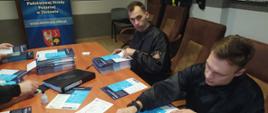 Funkcjonariusze w trakcie przygotowań ulotek