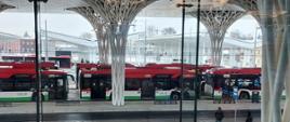 Nowy dworzec autobusowy w Lublinie, perony i autobusy pod filarami