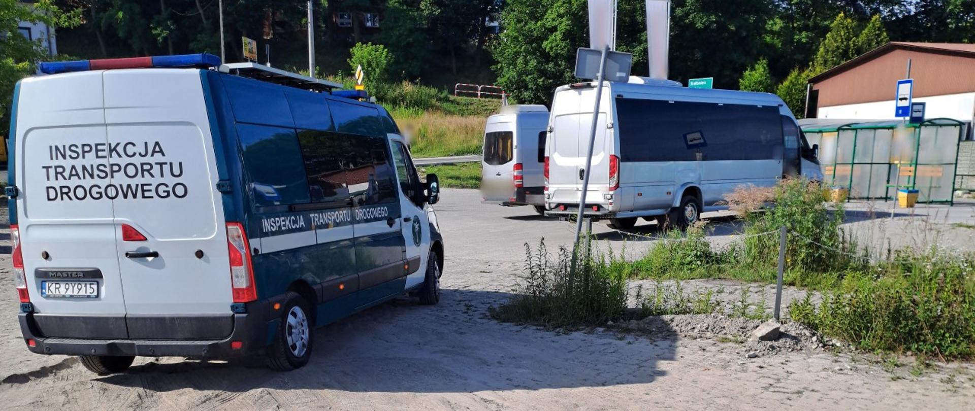 Inspektorzy małopolskiej Inspekcji Transportu Drogowego kontrolują autobusy oczekujące na pasażerów na dworcu w Miechowie.