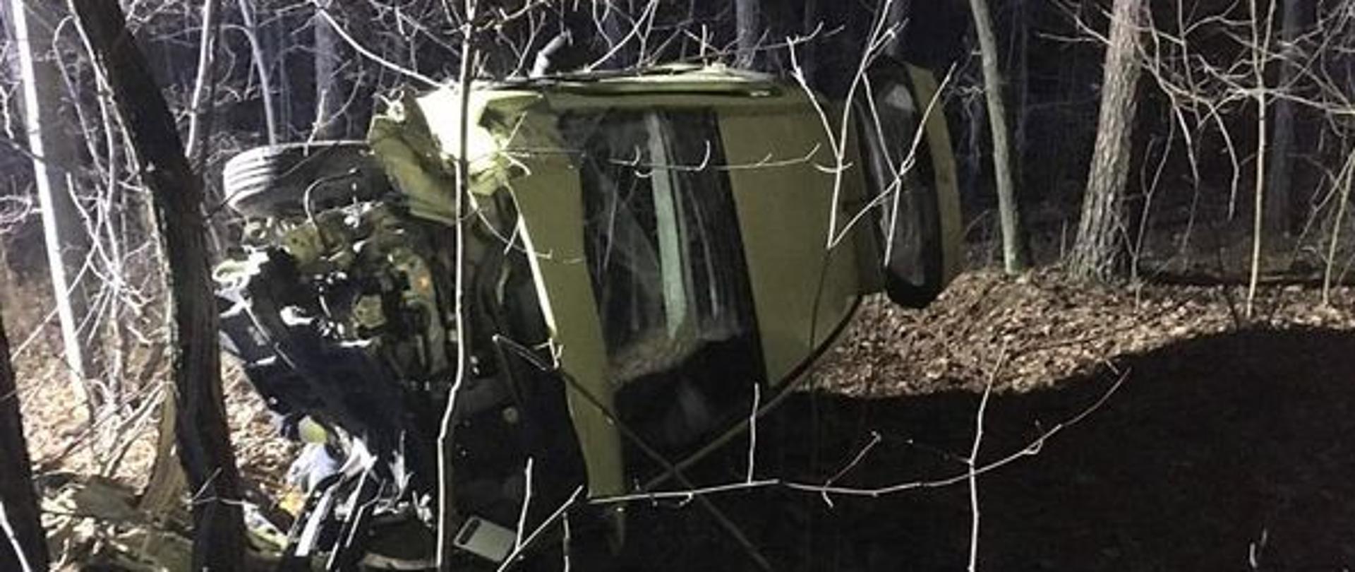 Wrak pojazdu samochodu osobowego na poboczu drogi