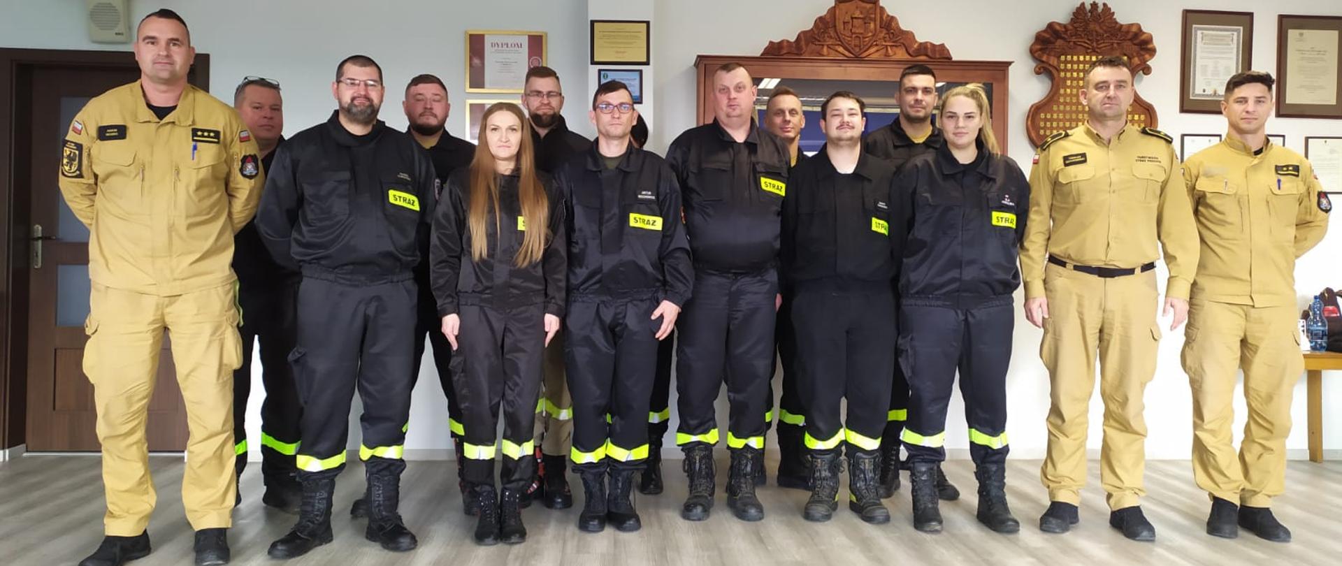 Zdjęcie grupowe funkcjonariuszy PSP oraz absolwentów kursu dowódców OSP