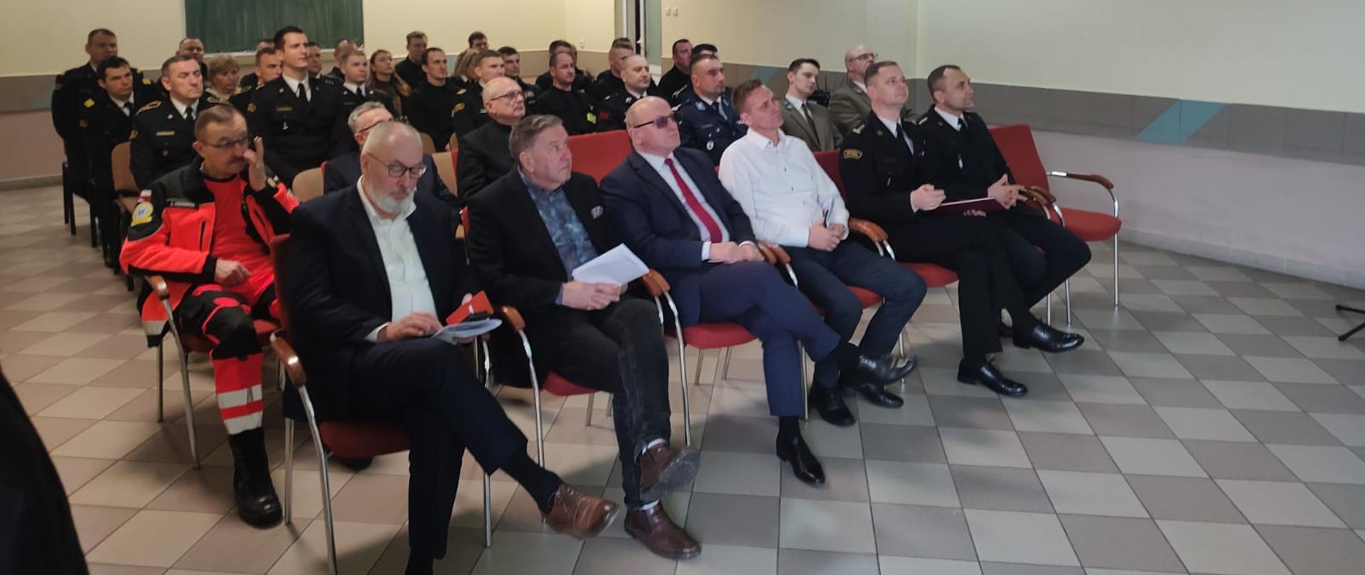 Uczestnicy narady siedzą na sali