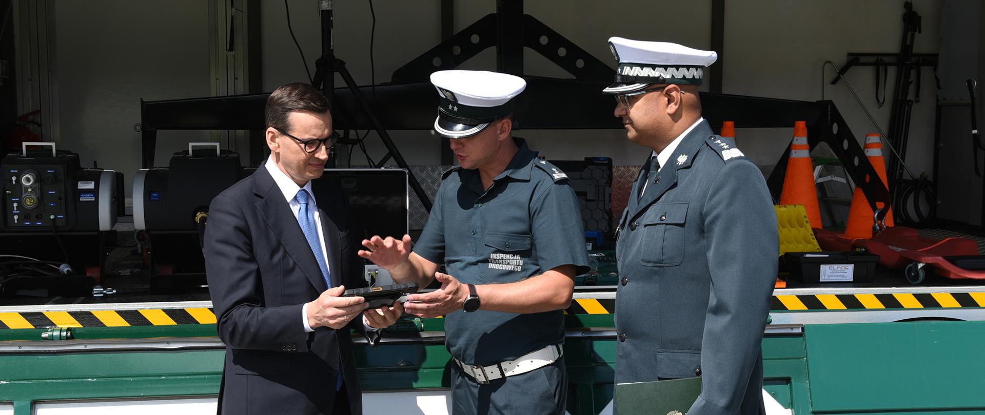 Premier Mateusz Morawiecki zapoznał się z możliwościami najnowocześniejszego sprzętu kontrolnego Inspekcji Transportu Drogowego. Inspektor ITD prezentuje Szefowi polskiego rządu, jak w pełni zautomatyzowane są Mobilne Jednostki Diagnostyczne.
