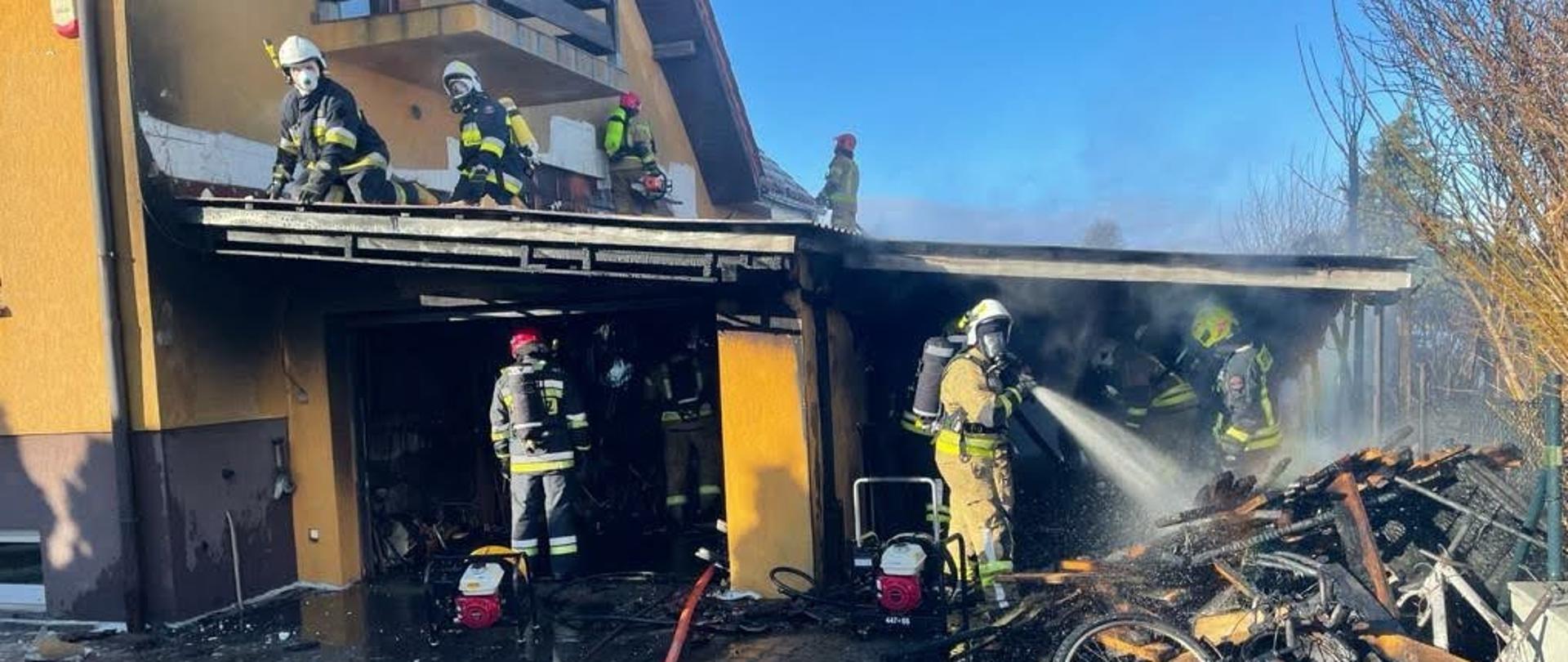 Teren działań gaśniczych przed budynkiem
