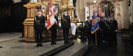 Na zdjęciu poczet sztandarowy komendy oraz poczty OSP podczas mszy