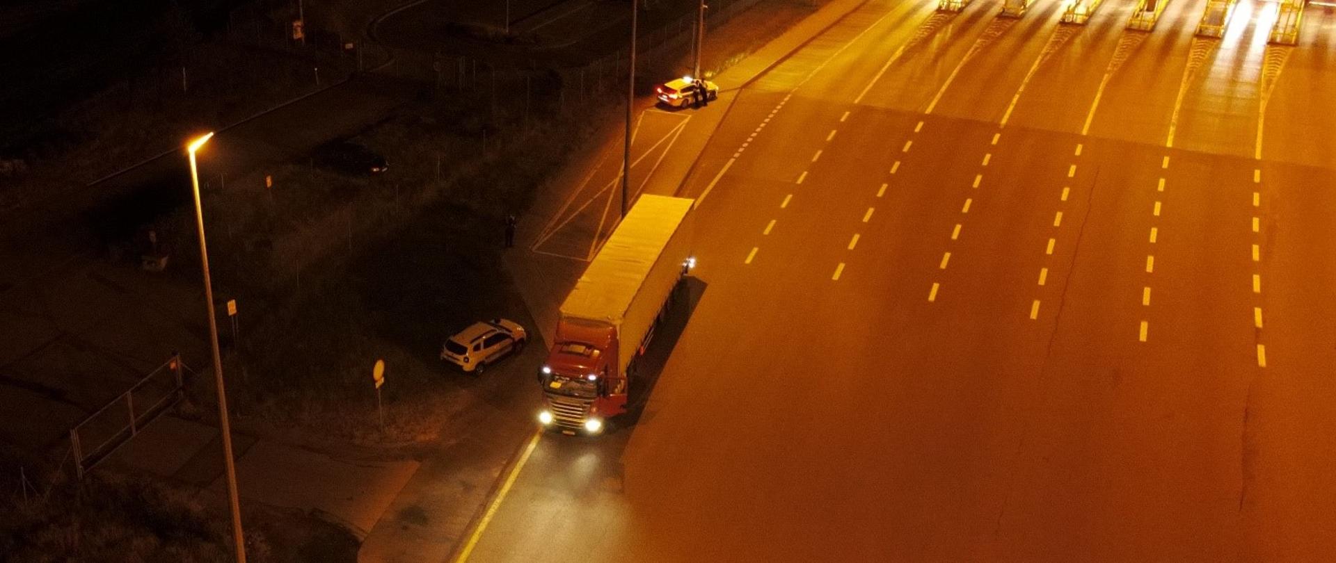 Zatrzymany pojazd na wyjeździe z autostrady. Widok z góry.