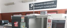 Zdjęcie przedstawia pracownię obrabiarek sterowanych numerycznie ZSCKR w Janowie.