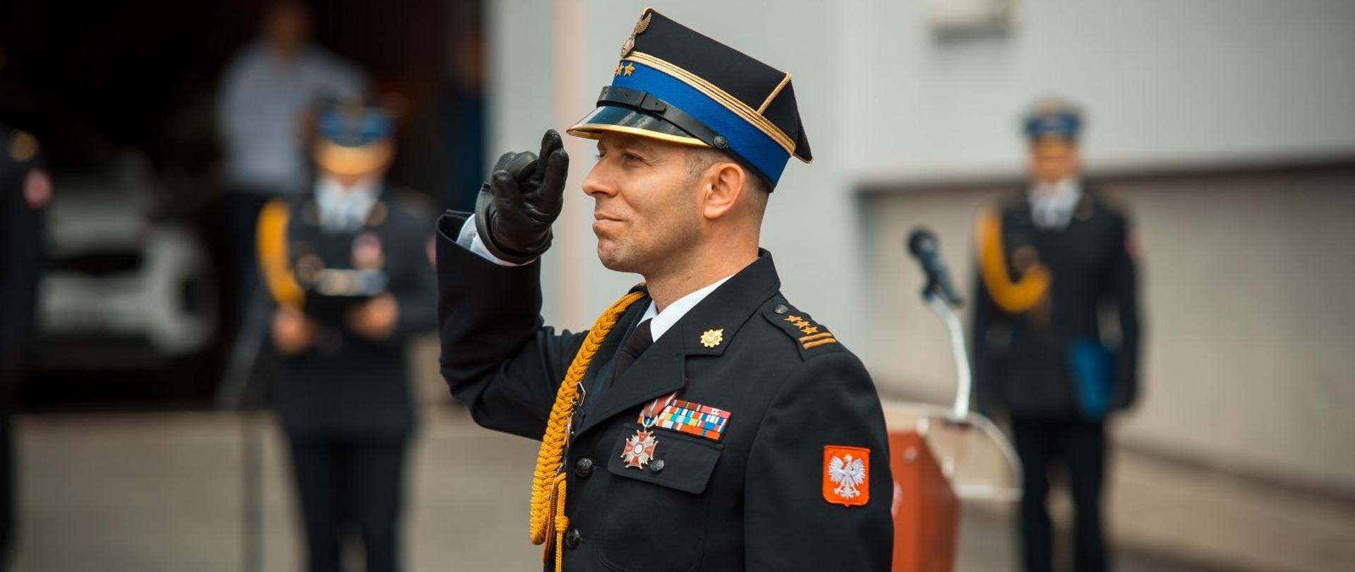 Zdający obowiązki Komendanta Miejskiego Państwowej Straży Pożarnej w Jastrzębiu-Zdroju st. bryg. Wojciech Piechaczek oddający honor.