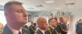 Strażacy biorący udział we Mszy Św. odprawionej w KP PSP w Węgrowie przez kapelana strażaków powiatowych ks. Piotra Pędzicha.