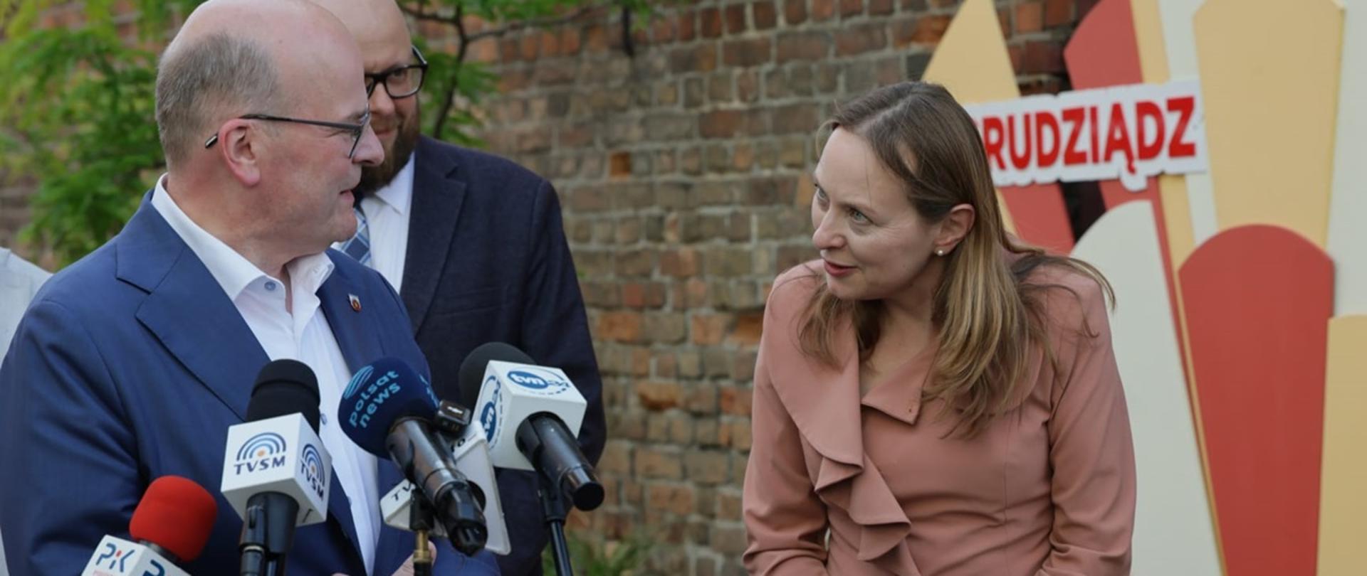 Minister funduszy i polityki regionalnej Katarzyna Pełczyńska-Nałęcz pochyla głowę w swoją prawą stronę w kierunku prezydenta Grudziądza Maciej Glamowskiego