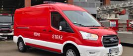Na zdjęciu znajduje się nowy samochód kwatermistrzowski marki Ford Transit koloru czerwonego 