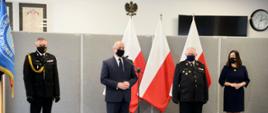 Wojewoda pomorski w obecności pomorskiego komendanta Państwowej Straży Pożarnej, poseł na Sejm RP oraz prezesa Zarządu Wojewódzkiego Związku Ochotniczych Straży Pożarnych RP województwa pomorskiego przemawia podczas uroczystości.