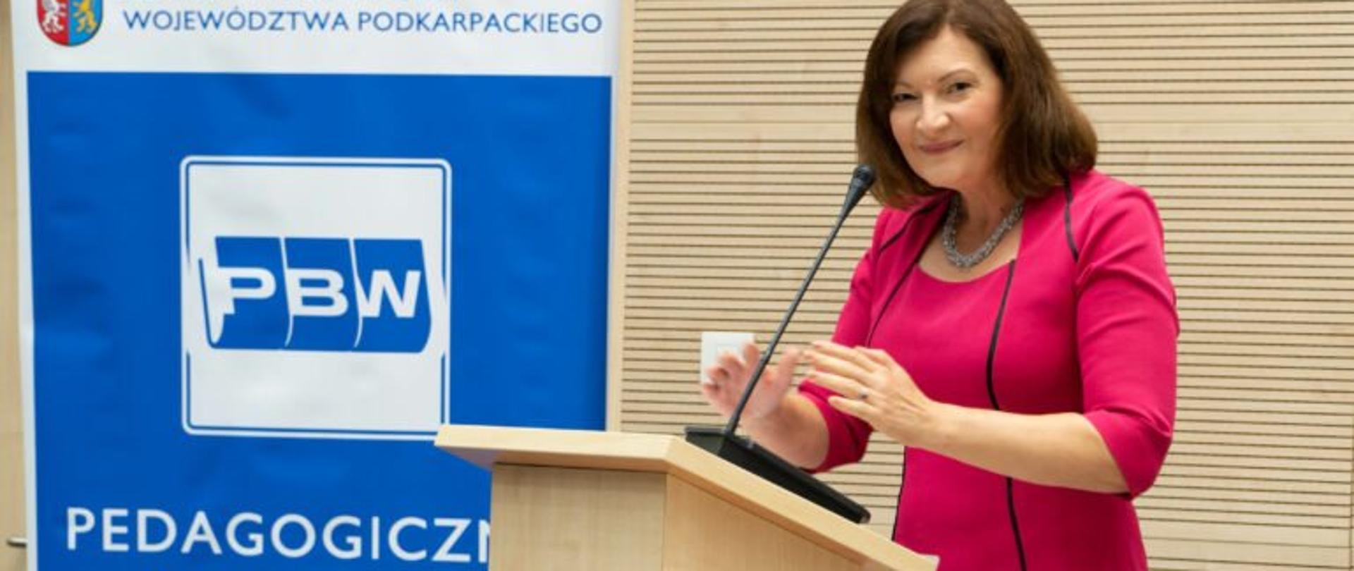 Wojewoda podkarpacki Ewa Leniart bierze udział w akcji Narodowe Czytanie