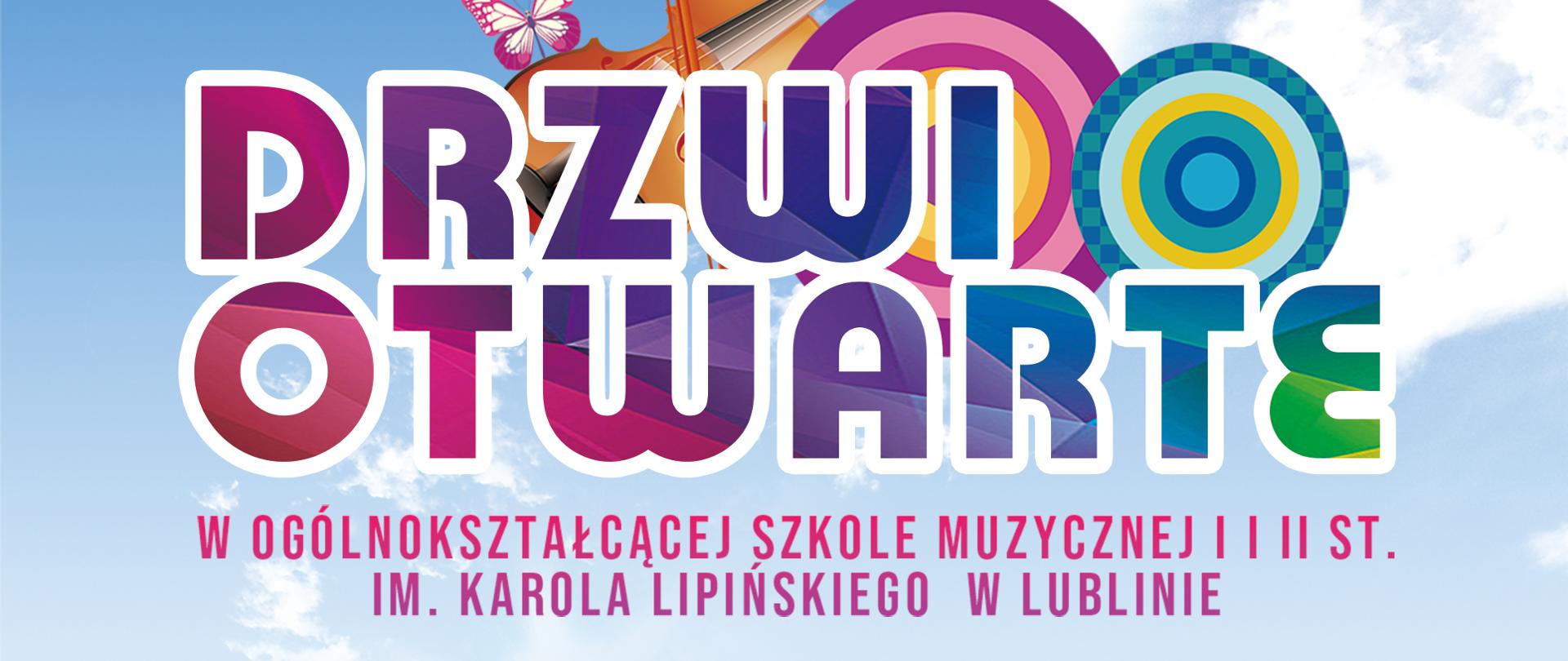Grafika w lewym górnym rogu posiada logo szkoły osm 1 i 2 stopnia imienia Karola Lipińskiego w Lublinie, w prawym górnym roku data: 16 marca 2024, w centrum na samej górze duży, kolorowy napis Drzwi otwarte w Ogólnokształcącej Szkole Muzycznej 1 i 2 stopnia imienia Karola Lipińskiego w Lublinie, poniżej harmonogram z datami: 16 marca 2024 o godzinie 10:00 zapraszamy na koncert w wykonaniu uczniów szkoły, po koncercie do godziny 11:30 odbędą się spotkania z nauczycielami gry na instrumentach. Obok znajdują się dane adresowe szkoły. W tle niebieskie niebo z chmurami, akwarela z rysunkiem szkoły oraz na samym dole czwórka dzieci grających na instrumentach na zielonej trawie z białymi kwiatkami.