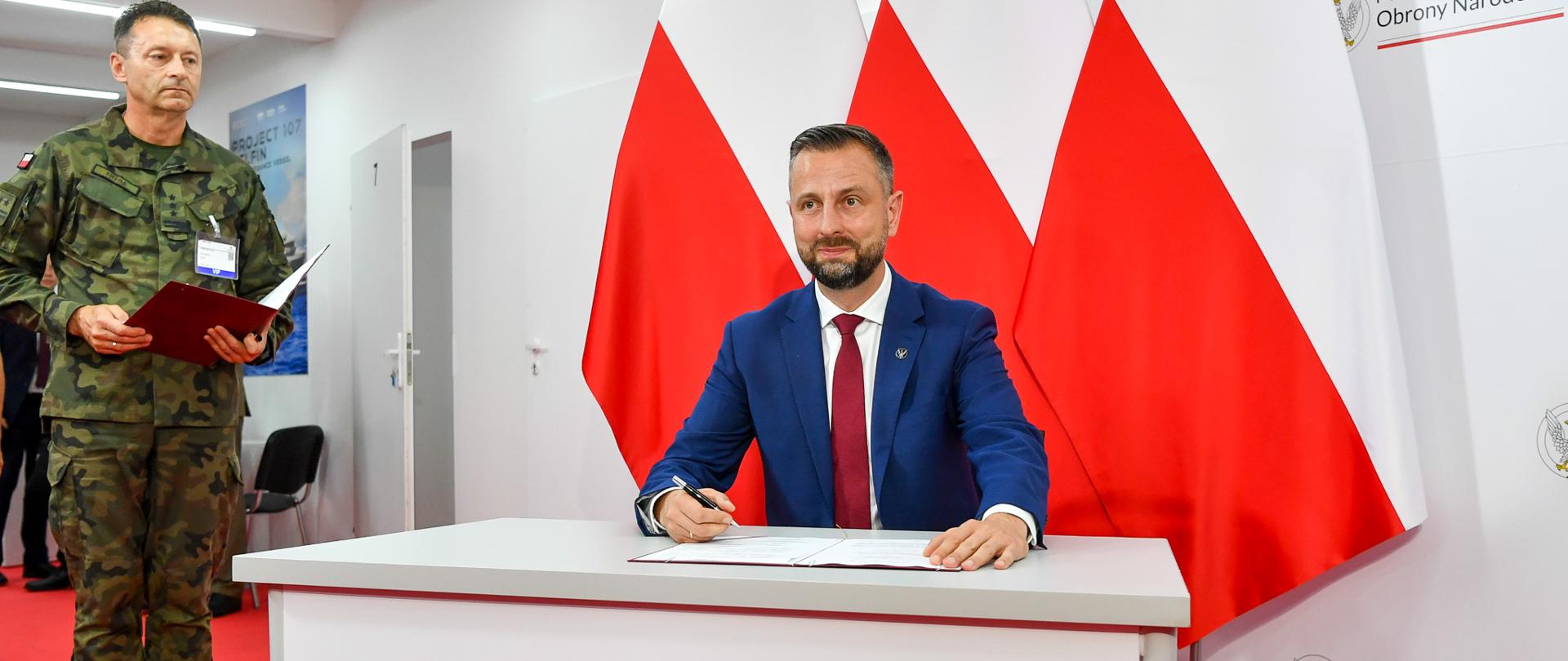 Podczas Międzynarodowego Salonu Przemysłu Obronnego w Kielcach, 2 września 2025 roku, podpisane zostało porozumienie pomiędzy Ministrem Obrony Narodowej a Stowarzyszeniem Ligi Obrony Kraju. Celem współpracy ma być wspólne działanie na rzecz obronności oraz upowszechniania w społeczeństwie, w szczególności wśród młodzieży szkolnej i akademickiej, wiedzy obronnej oraz umiejętności istotnych dla bezpieczeństwa państwa. Fot. plut. Wojciech Król/MON