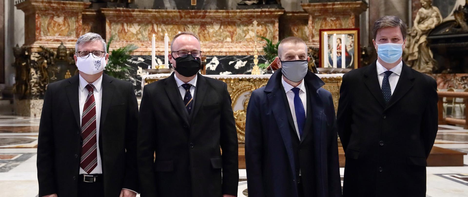 Santa Messa celebrata dall'Arciv. Jan Romeo Pawlowski, Segretario per le Rappresentanze Pontificie, nella basilica di San Pietro presso l'Altare della Cattedra in occasione del 30° anniversario della fondazione del Gruppo di Visegrad. Da sinistra gli Ambasciatori presso la Santa Sede dei paesi appartenenti al Gruppo di Visegrad: Vaclav Kolaja, Ambasciatore della Repubblica Ceca presso la Santa Sede. Marek Lisánsky, Ambasciatore della Repubblica Slovacca presso la Santa Sede. Janusz Kotanski, Ambasciatore della Repubblica di Polonia presso la Santa Sede. Eduard Habsburg-Lothringen, Ambasciatore di Ungheria presso la Santa Sede. Città del Vaticano, 15 febbraio 2021. 