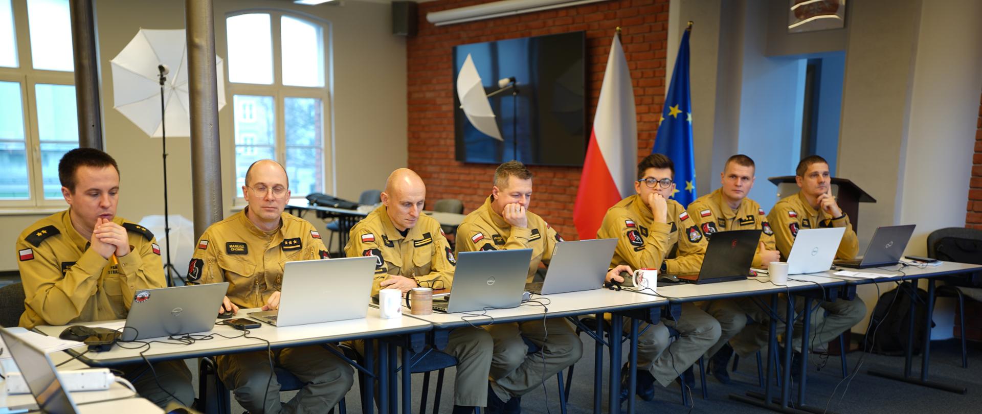 Fotografia ukazuje funkcjonariuszy Wydziału Planowania Operacyjnego KW PSP w Poznaniu uczestniczących w szkoleniu kwartalnym, które odbywa się w Sali Prezydialnej budynku Komendy Wojewódzkiej PSP. 