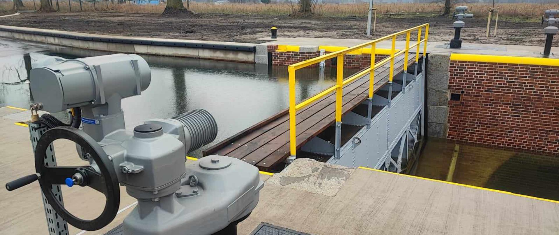 Nakło Wschód (śluza nr 8) brama do Kanału Bydgoskiego od strony zachodniej. Pierwszy obiekt wybudowano w latach 1800 – 1801 za władzy pruskiej, gdy kanał naprawiano i rozbudowywano.