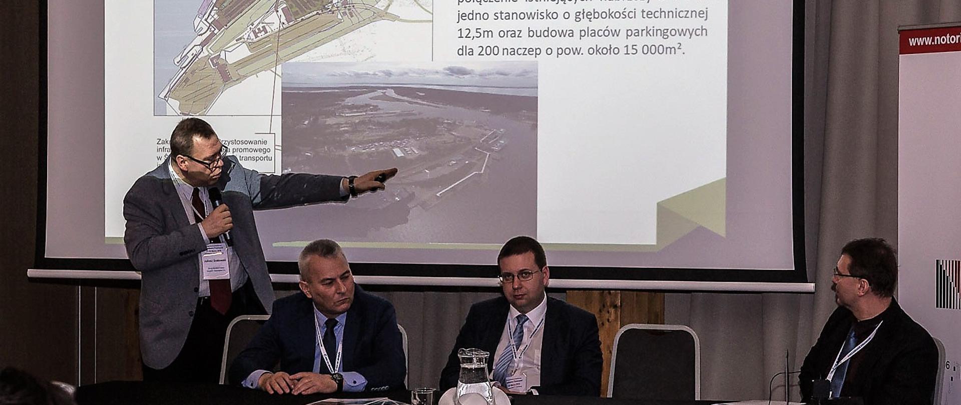 Jeden z prelegentów podczas prezentacji