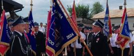 Uroczystość 70-lecia Ochotniczej Straży Pożarnej w Chądzynie gm. Sterdyń 07.07.2024 - strażacy OSP podczas przekazania nowego sztandaru do pocztu