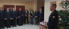 Zdjęcie przedstawia zaproszonych gości oraz funkcjonariuszy i pracowników cywilnych KP PSP w Pruszczu Gdańskim na spotkaniu opłatkowym.