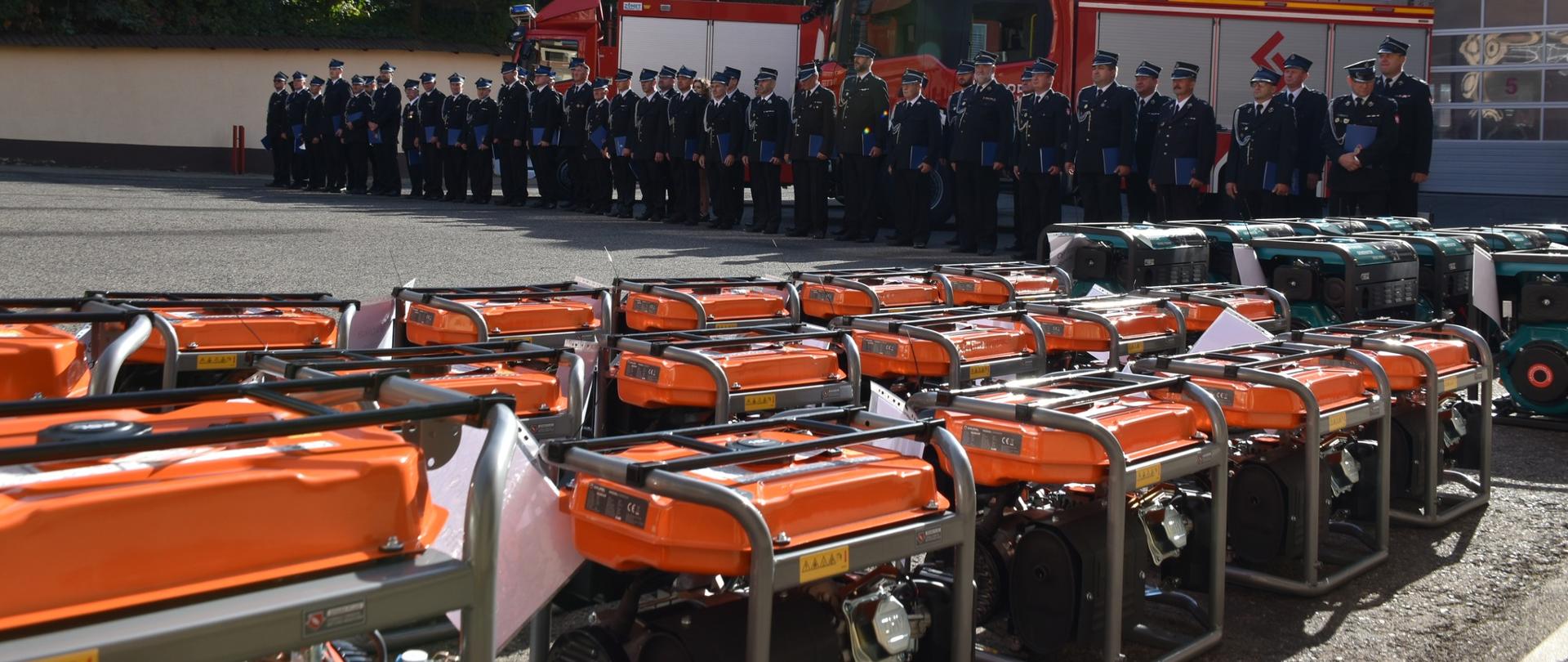 Na zdjęciach widzimy strażaków Ochotniczych Straży Pożarnej z terenu powiatów leżajskiego oraz łańcuckieko , którym zostają wręczane agregaty prądotwórcze przez posłów na Sejm RP Jerzy Paul oraz Kazimierz Gołojuch oraz podkarpackiego komendanta wojewódzkiego PSP starszego brygadiera Andrzeja Marczenę, komendanta powiatowy PSP w Łańcucie starszego brygadiera Bogusława Golenia, zastępca komendanta powiatowego PSP w Leżajsku młodszego brygadiera Zbigniewa Sarzyńskiego , władze samorządowe powiatu łańcuckiego.