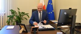 Minister klimatu Michał Kurtyka w trakcie podpisywania umowy 