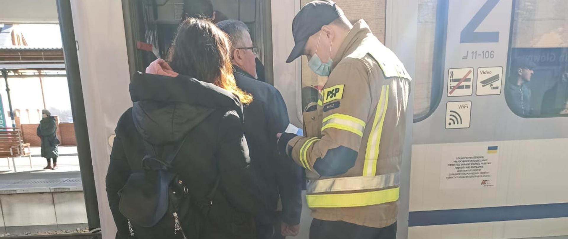 Strażacy z KP PSP Wałcz pomagają w koordynacji działań na rzecz uchodźców z Ukrainy