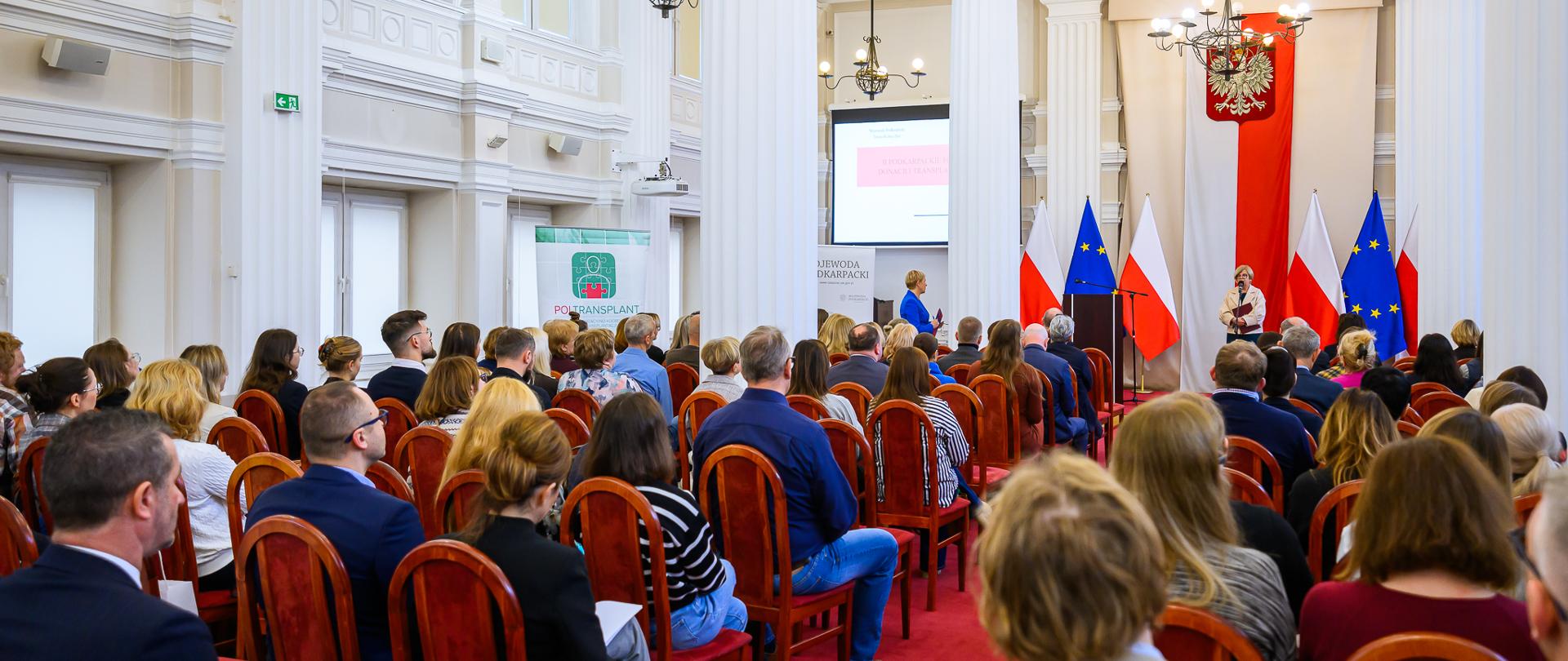 Zdjęcie przedstawia uczestników II Forum Donacji i Transplantacji w sali kolumnowej PUW