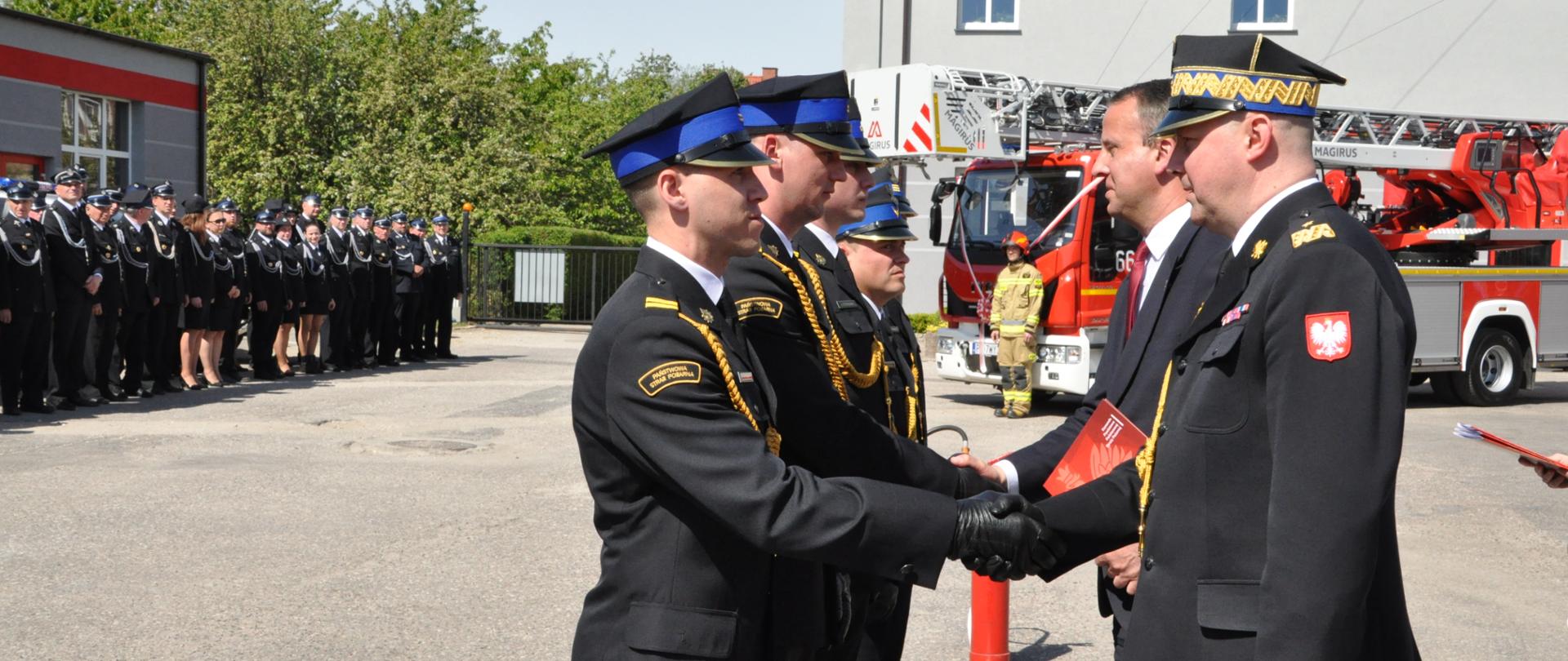 Wojewoda Wielkopolski oraz Wielkopolski Komendant Wojewódzki PSP wręczają awanse na wyższe stopnie służbowe