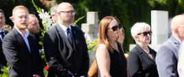 Pogrzeb Mirosława Pejki, zm. 5.08.2025 r., wśród obecnych Dorota Ryl - Wojewoda Łódzki, Joanna Skrzydlewska - Marszałek Województwa Łódzkiego, Tobiasz Puchalski - Dyrektor Biura Wojewody.