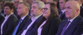 Na zdjęciu grupa osób siedząca w rzędach. W pierwszym rzędzie od lewej minister Jan Krzysztof Ardanowski, prezydent Andrzej Duda oraz minister funduszy i polityki regionalnej Małgorzata Jarosińska-Jedynak.