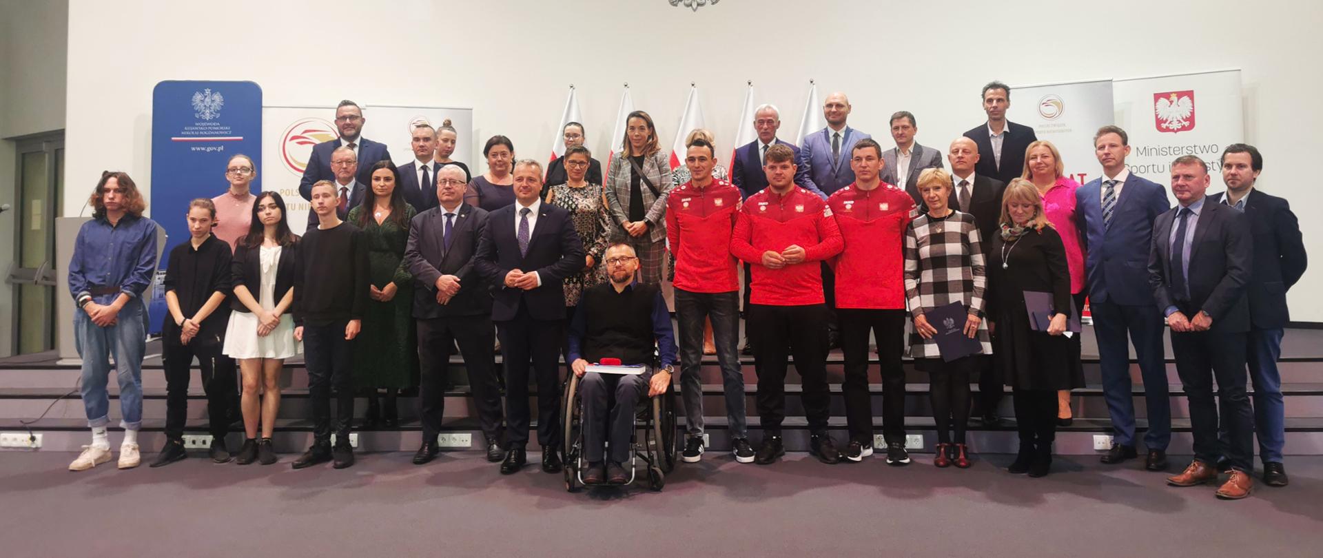 
Grupa ludzi w sali konferencyjnej
