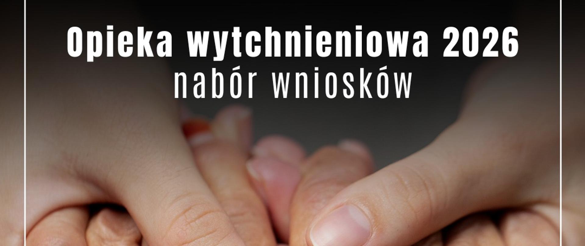 splecione dłonie i napis opieka wytchnieniowa