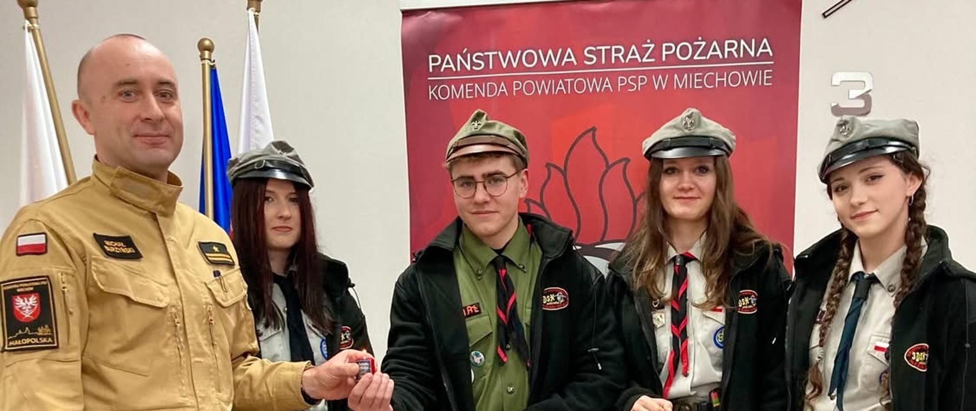 Na zdjeciu harcerze z Zastepcą Komendanta Powiatowego PSP w Miechowie