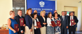 Parlamentarzyści, samorządowcy i przedstawiciele Mazowieckiego Urzędu Wojewódzkiego pozują do zdjęcia po uroczystości podpisania umów na dofinansowanie w ramach Funduszu Rozwoju Przewozów Autobusowych w Starostwie Powiatowym w Węgrowie. 