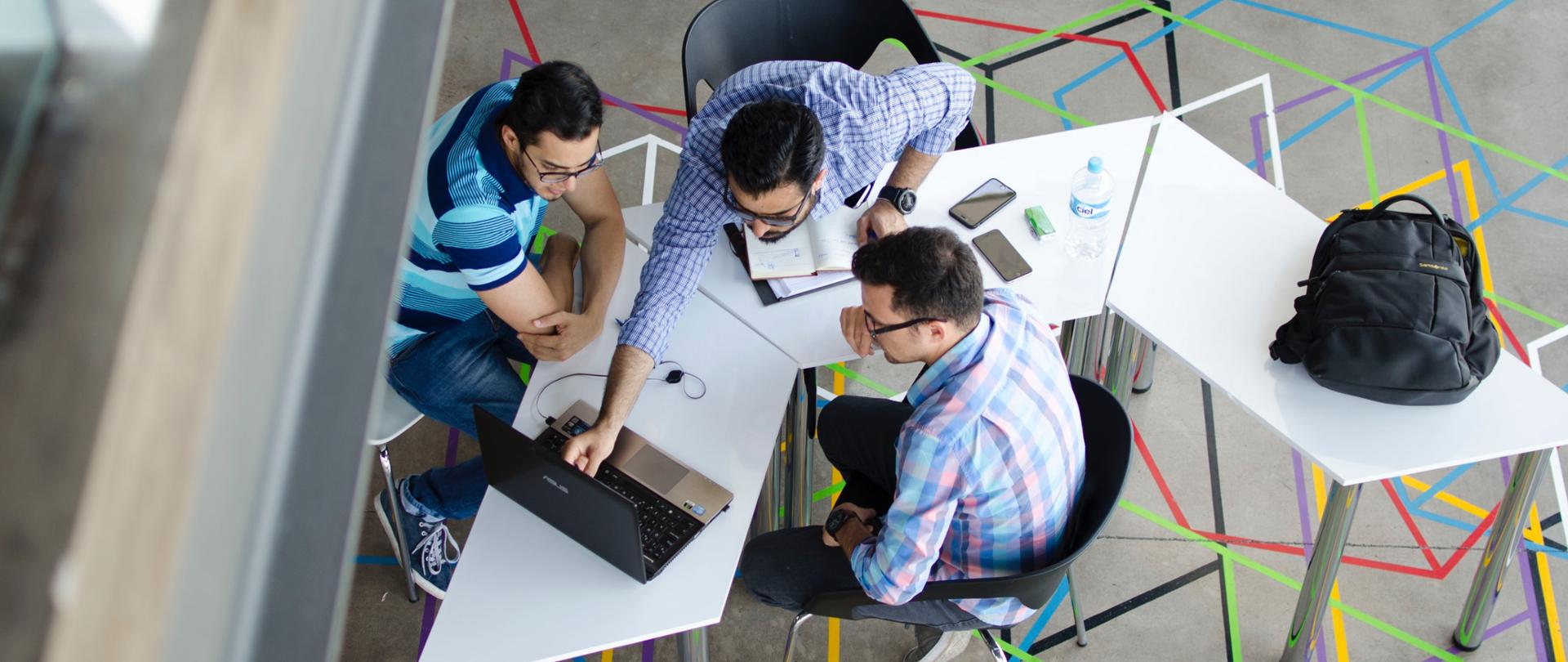 Trzech mężczyzn podczas pracy 